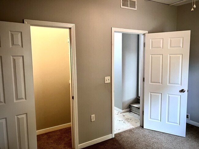 Building Photo - 338 W 4th St