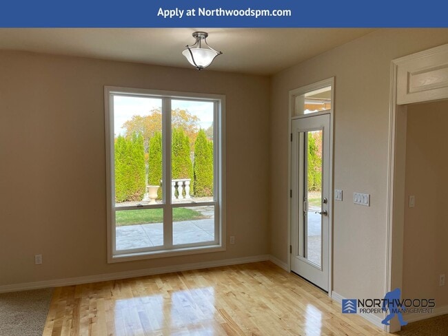 Building Photo - PET FRIENDLY!! Beautiful 3 Bedroom 2 Bath Home in Eagle Point Golf Course Community