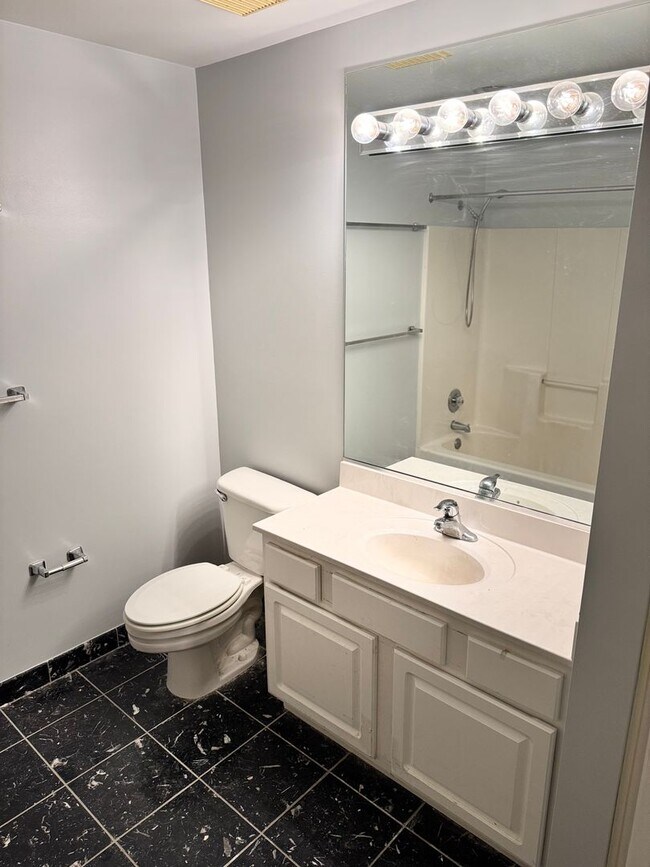 Building Photo - Updated 1BR Condo with Parking Near Virgin...
