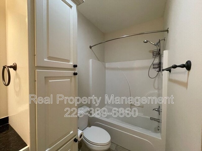 Building Photo - 10950 Hillpark Ave