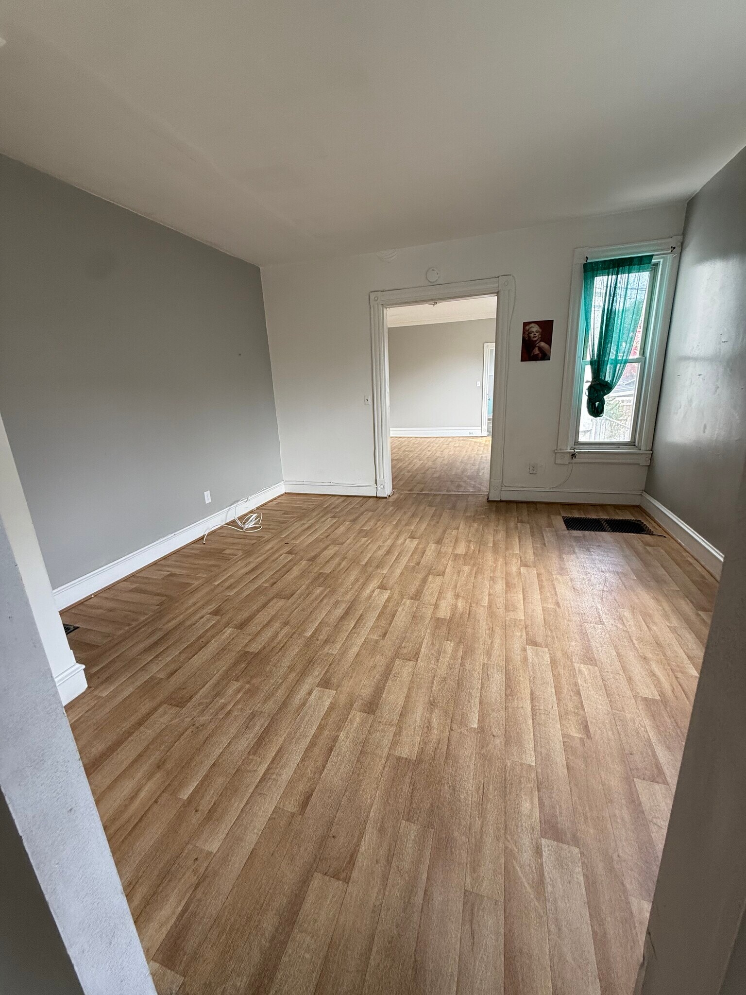 Family room - 909 N 5th St