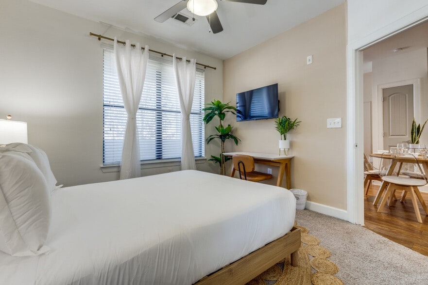 Building Photo - 1221 Legacy Dr