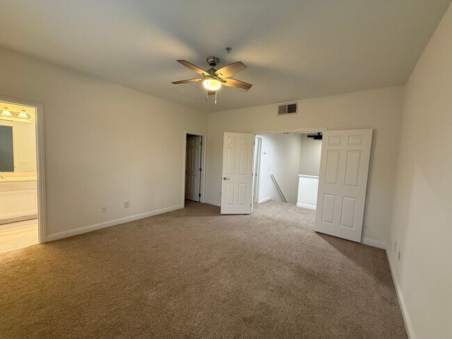 Building Photo - Spacious 1 bed 1 bath condo with loft Available now!