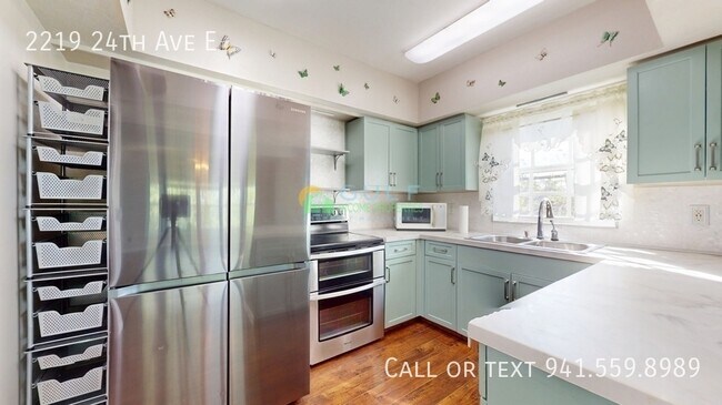 Building Photo - 2219 24th Ave E