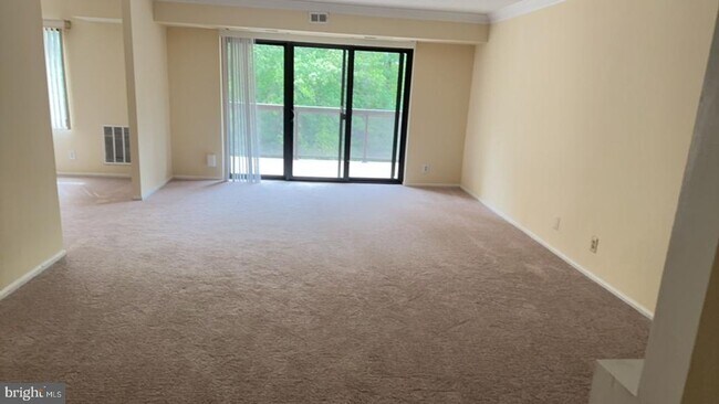 Building Photo - 203 Yoakum Pkwy