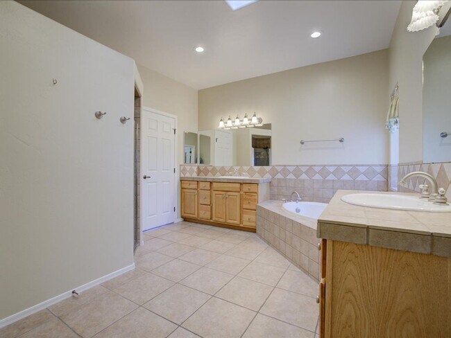 Building Photo - 4 Bedroom 4 Bathroom