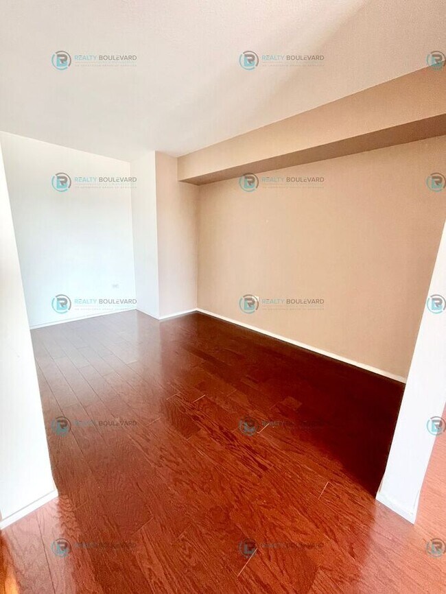 Building Photo - 1 Bedroom 2 Bathroom with Bonus room area!...