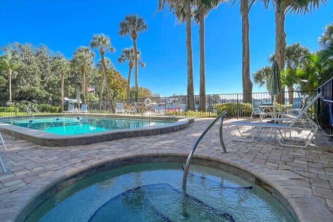 Building Photo - Beautiful Waterfront 3/2.5 Lake Virginia C...