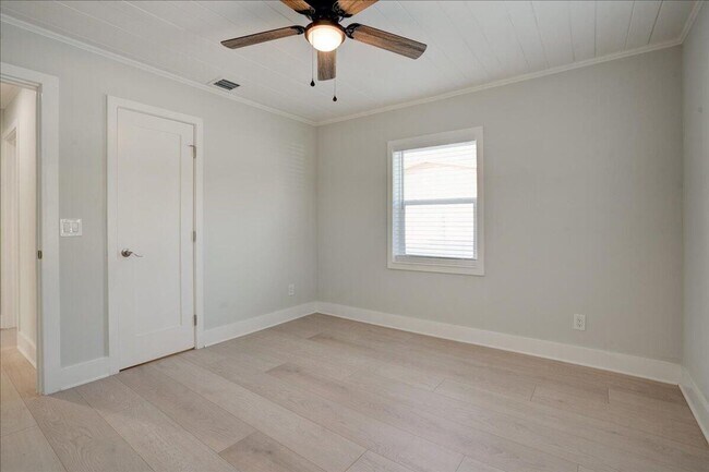 Building Photo - 320 NW 6th Ave