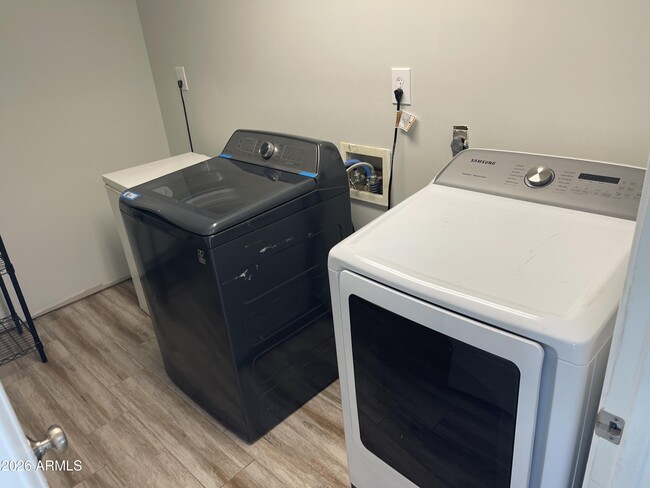 Building Photo - 3511 E Greenway Ln