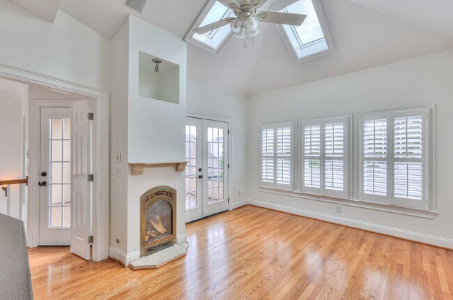 Building Photo - Perfect Brownstone in Sylvan Park near Wes...