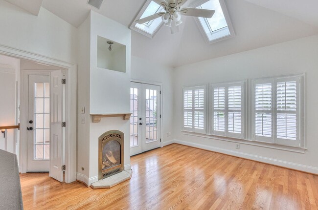 Building Photo - Perfect Brownstone in Sylvan Park near West End