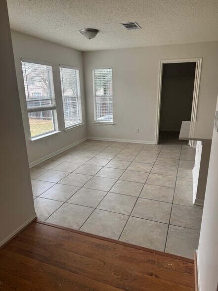 Building Photo - 2105 Zeppelin Dr