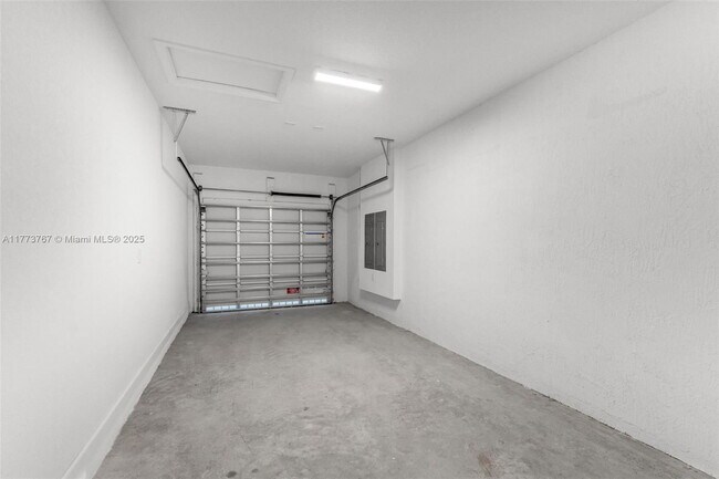 Building Photo - 2700 SE 23rd Ave