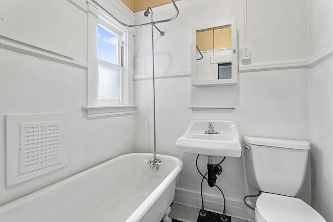 Building Photo - SW Studio Apt!! Pets Welcome!!!