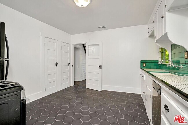 Building Photo - 362 N Ave 57
