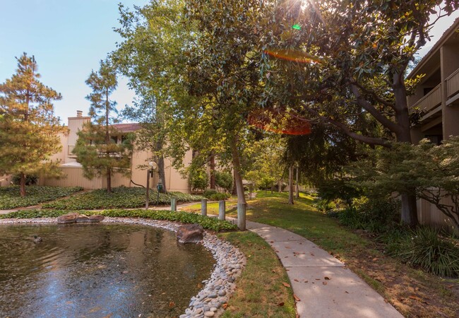 Building Photo - 1 Bedroom 1 Bath Remodeled Condo Available...