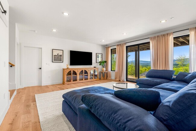 Building Photo - 162 Pond Rd