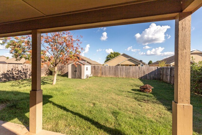 Building Photo - Charming 3 Bed/2 Bath near pool!