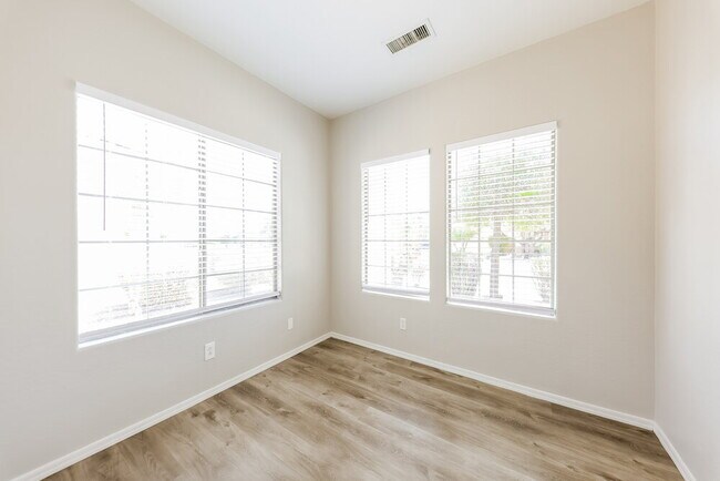 Building Photo - 16862 W Post Dr