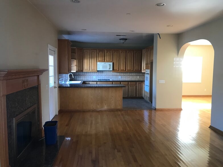 Building Photo - 1304 Mackay Ln