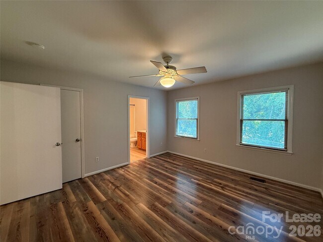 Building Photo - 336 Valley Glen Ct NW