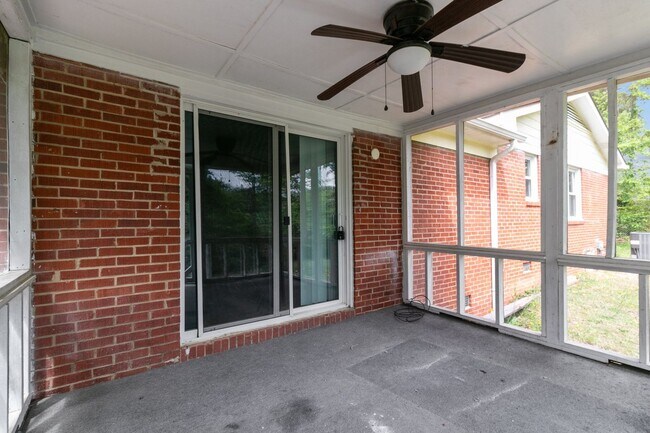 Building Photo - 4 Bedroom 2 Bath Ranch in a cul-de-sac