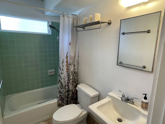 Building Photo - 2 Bed 2 Bath Fully Furnished Unit Central ...