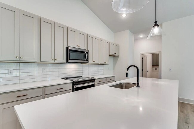 Building Photo - Beautiful and Modern 2 Bedroom