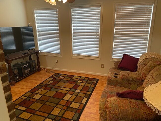 Building Photo - 203 Opal Ln