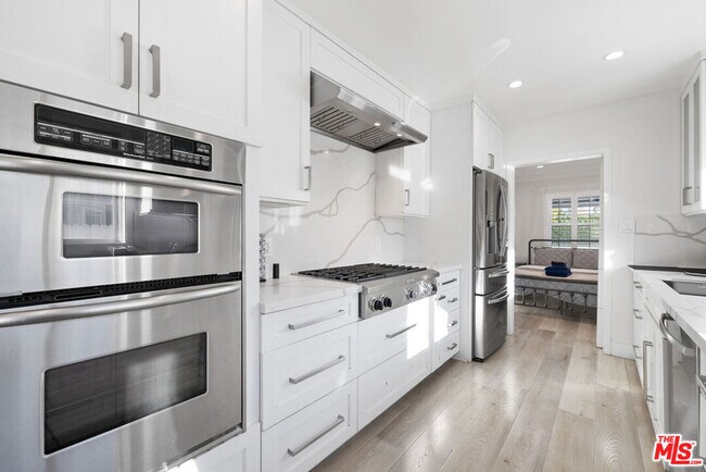 Building Photo - 5439 Carpenter Ave