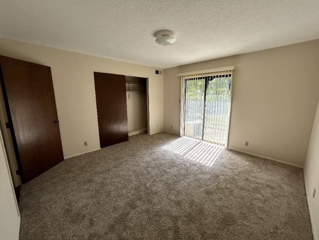 Building Photo - 604-650 Cumberland Dr