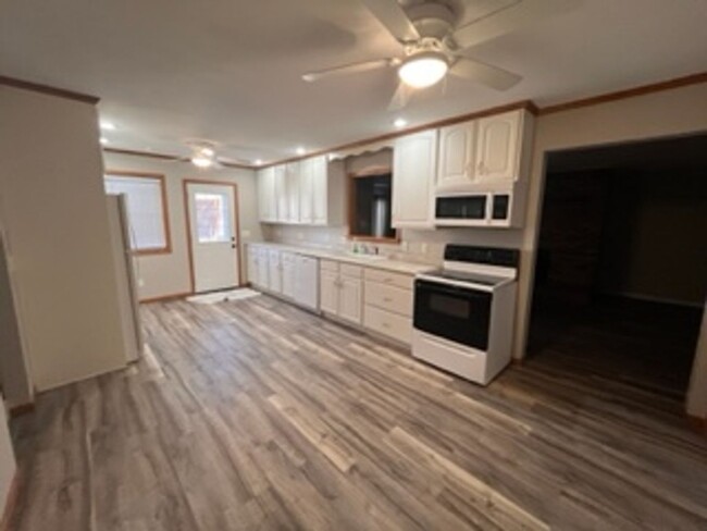 Building Photo - Single Family 2 bedroom 2 bath in LeClaire