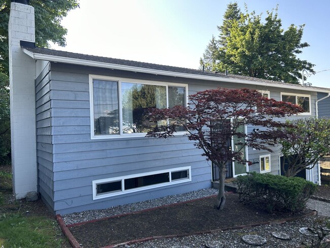 Building Photo - Renovated 3B, 2.25 BA House with garage in...