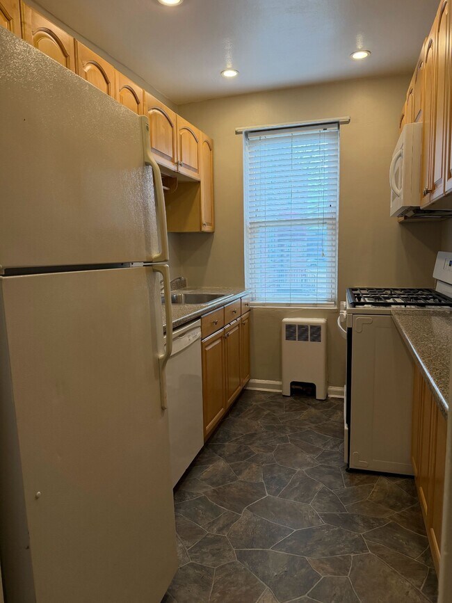 Building Photo - 1549 Central Park Ave