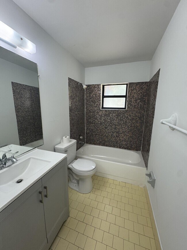 Building Photo - 710 NW Airoso Blvd