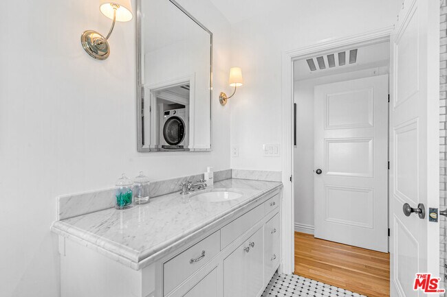 Building Photo - 1009 Carol Dr