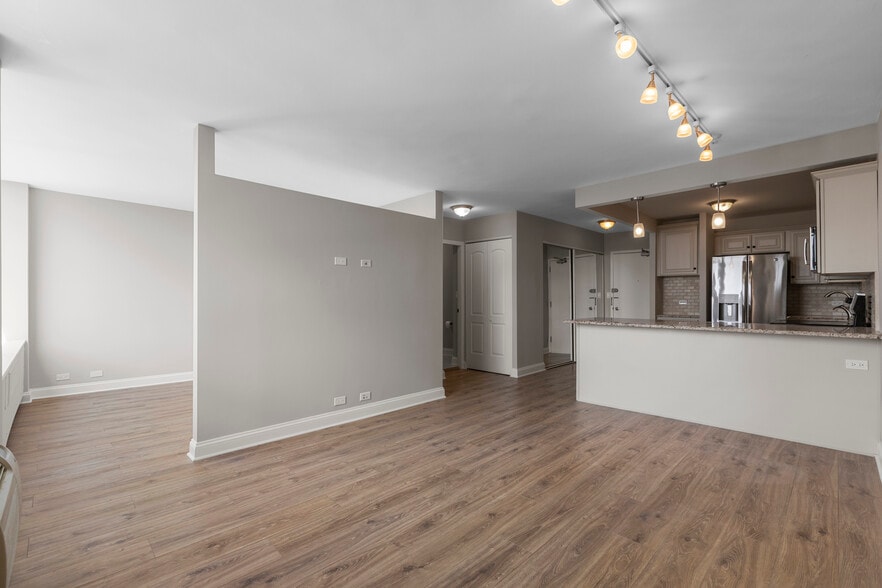 Building Photo - 1355 N Sandburg Terrace