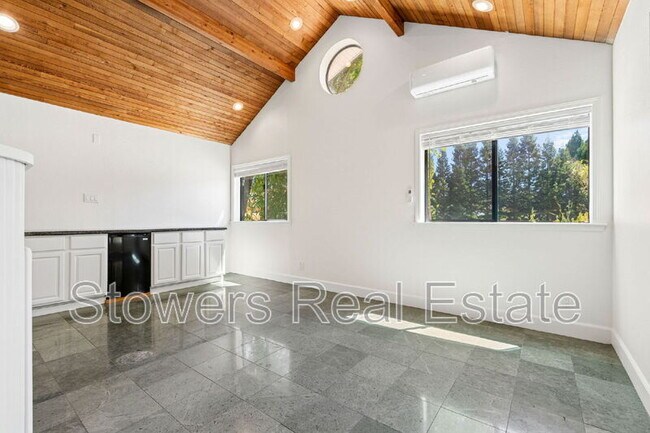 Building Photo - 1121 Douglas Ct