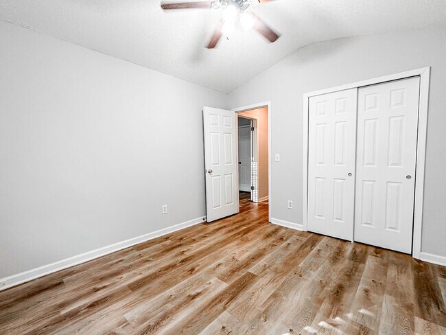 Building Photo - Large townhome in great Canton location