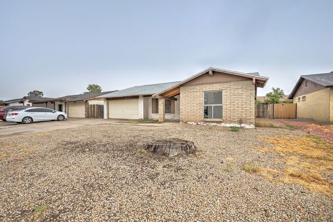 Building Photo - -$500 OFF FIRST MONTH RENT-READY TO VIEW NOW! 4 Bedroom 2 Bath Home in Phoenix!