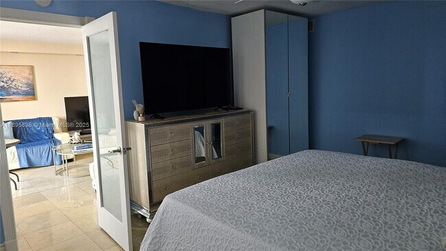 Building Photo - 3140 S Ocean Dr