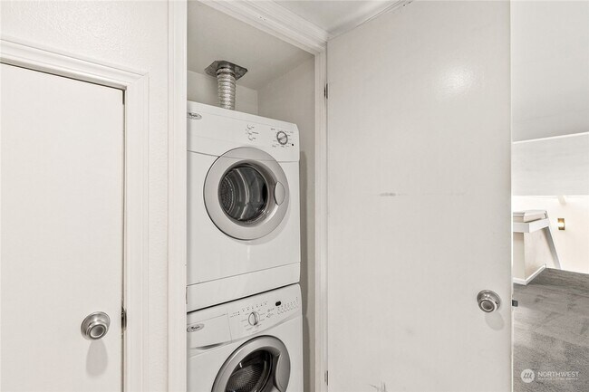 Building Photo - Great 1bed 1bath Location in Kirkland! Parking and W/S/G included in rent