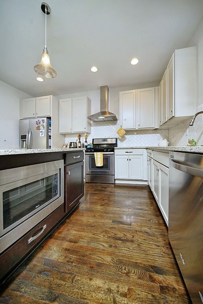 Building Photo - Don't miss this gorgeous 3BE/2.5BA in Desi...