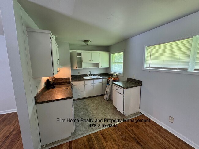 Building Photo - 2408 Groveland Cir S