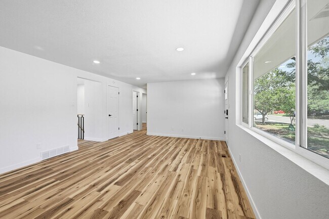 Building Photo - 4-bedroom, 4 bath home with 2 car garage