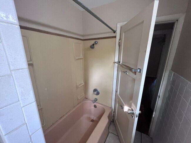 Building Photo - 4 Bedroom 2 Bath on Campus