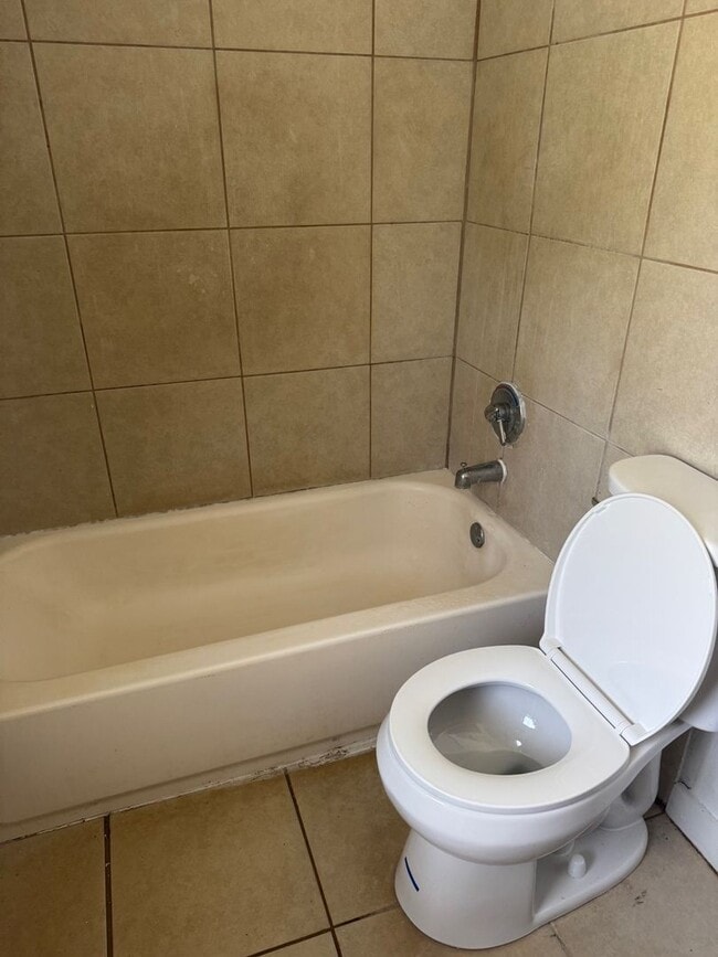 Building Photo - Townhouse 3 bedroom