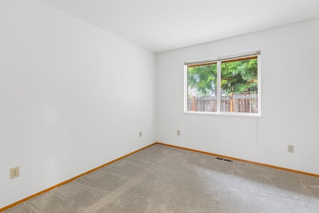 Building Photo - Duplex - 2 bedroom 2 bath