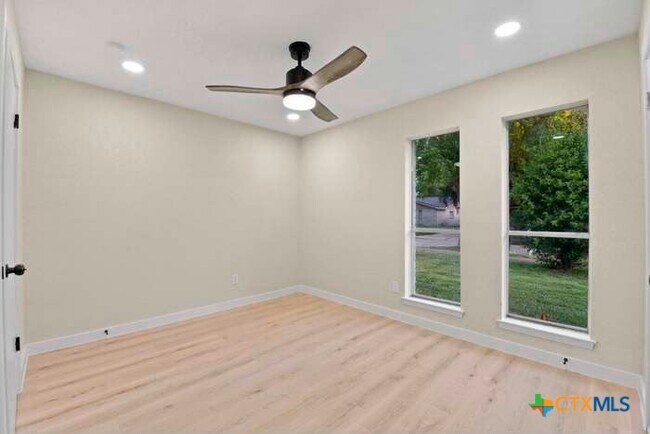 Building Photo - 2326 Aprilmont Dr